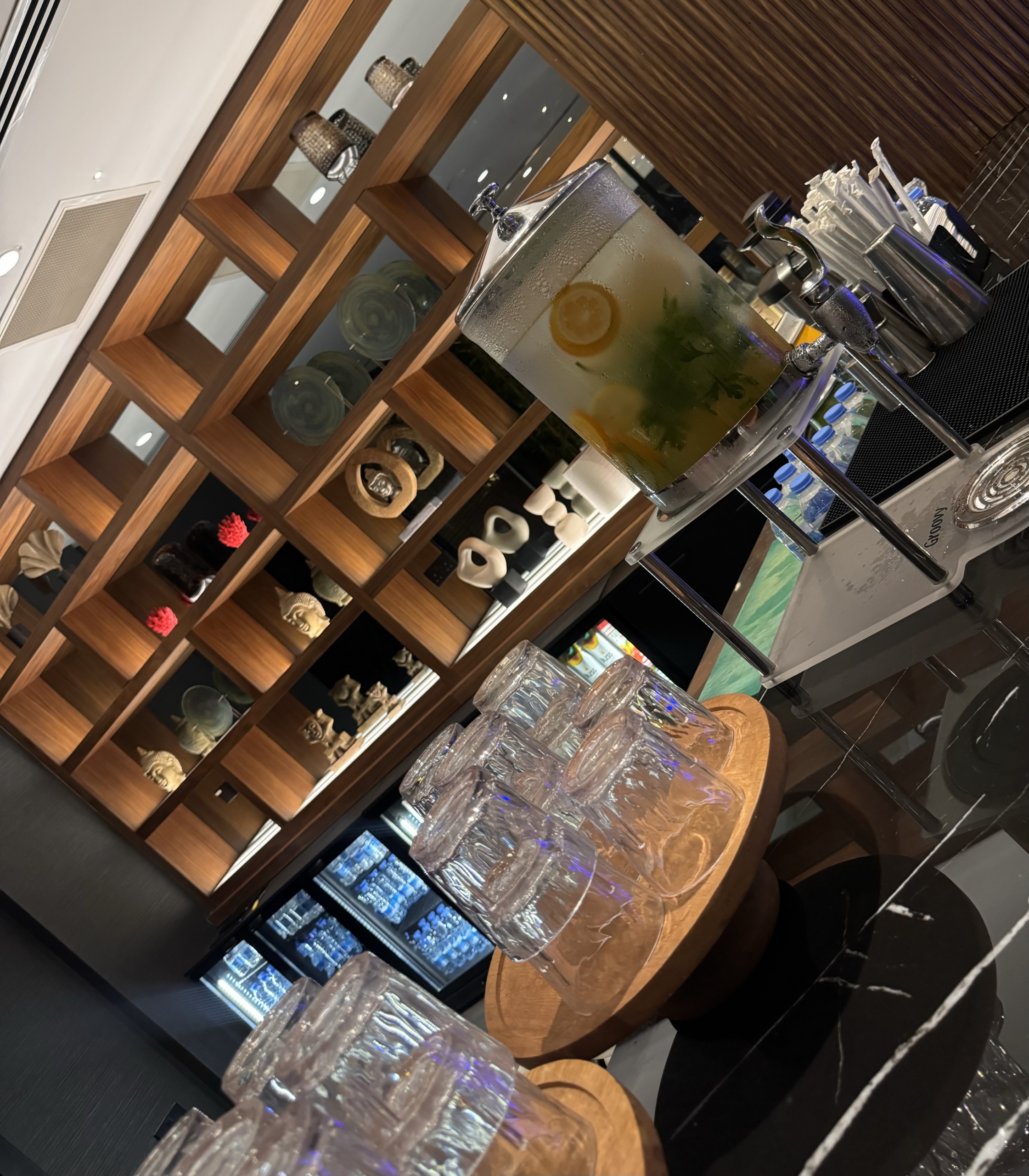 kıbrıs Ahşap tepsiler üzerinde üst üste dizilmiş içki bardaklarıyla çevrili, limon ve nane suyu dolu bir cam sebilden oluşan bir içecek istasyonu - İskele Long Beach kiralık daire ilanlarına göz atarken veya Kuzey Kıbrıs gayrimenkulünü tartışırken mükemmel bir ferahlık. aysan_giti