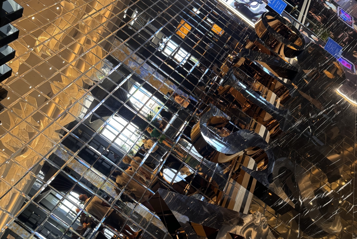 kıbrıs Geometrik heykellerin ve neon tabelaların yer aldığı aynalı, yansıtıcı bir oda, tıpkı İskele Long Beach satılık dairesinin modern havası gibi fütüristik bir atmosferi çağrıştırıyor. aysan_giti