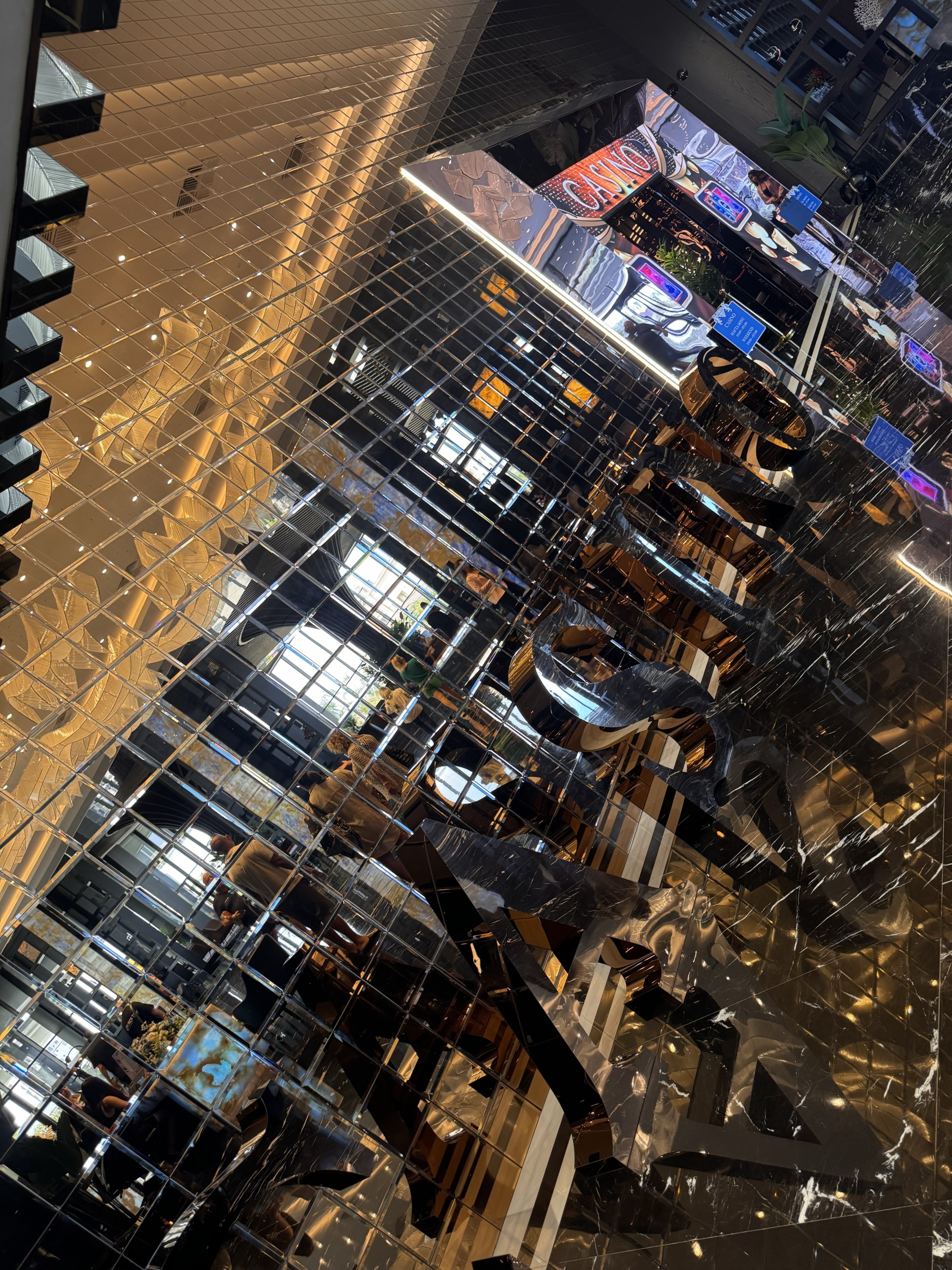 kıbrıs Geometrik heykellerin ve neon tabelaların yer aldığı aynalı, yansıtıcı bir oda, tıpkı İskele Long Beach satılık dairesinin modern havası gibi fütüristik bir atmosferi çağrıştırıyor. aysan_giti